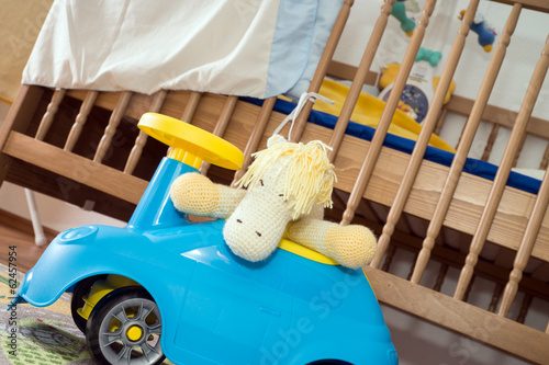 Kinderzimmer mit Spielzeug und Plüschtier photo