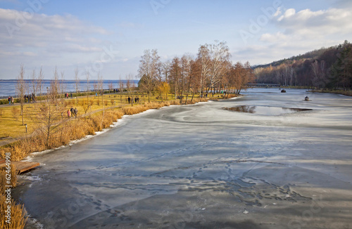 Fototapeta Naklejka Na Ścianę i Meble -  Winter view of lakes and parks near Kyiv Sea, Ukraine