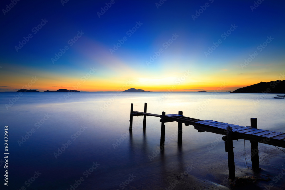 Fototapeta premium Seascape zachód słońca z drewnianym molo