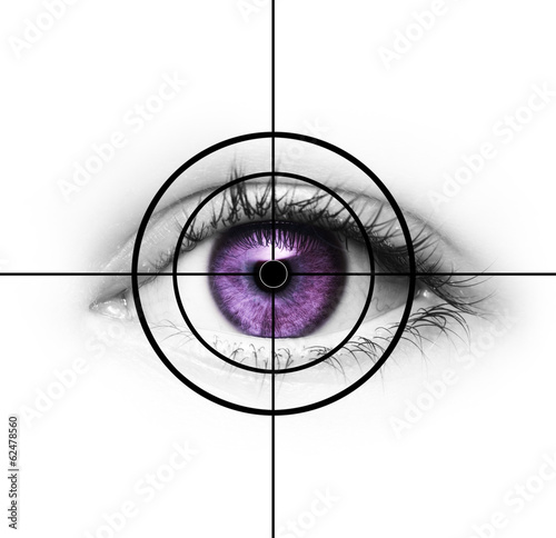 Lila Auge mit Fadenkreuz