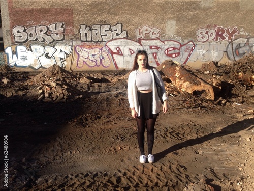 teenager auf baustelle