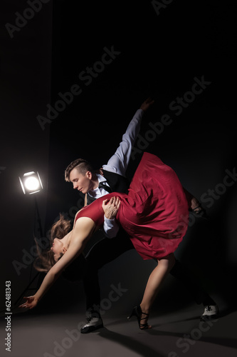 Obraz na plátně Man and woman in the most romantic dance tango