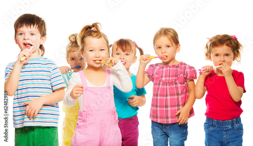 Group of kids  brushing their teeth #62482989