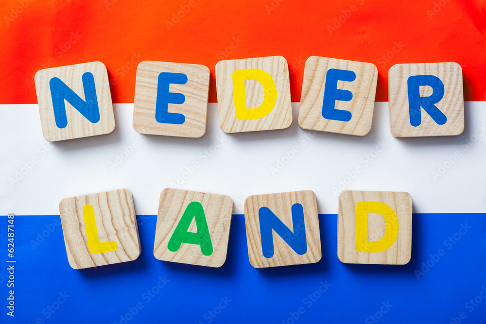 Flagge Niederlande mit Wort Nederland Flagge Niederlande mit Wort Nederland