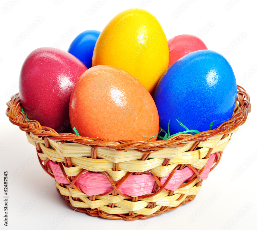 Korb mit bunten Ostereiern zu Ostern
