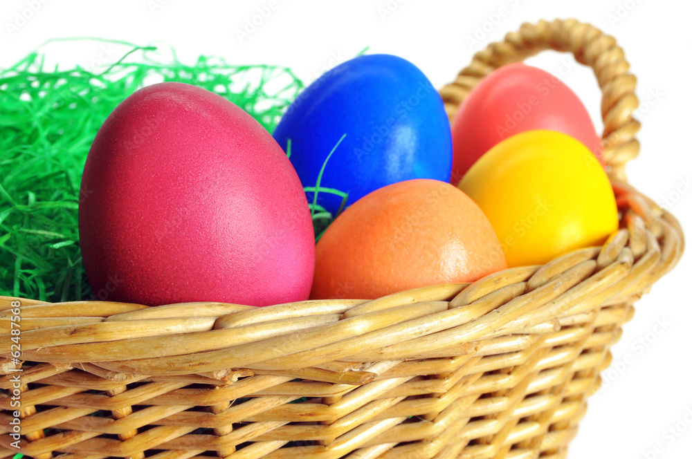 Korb mit bunten Ostereiern zu Ostern Korb mit bunten Ostereiern zu Ostern
