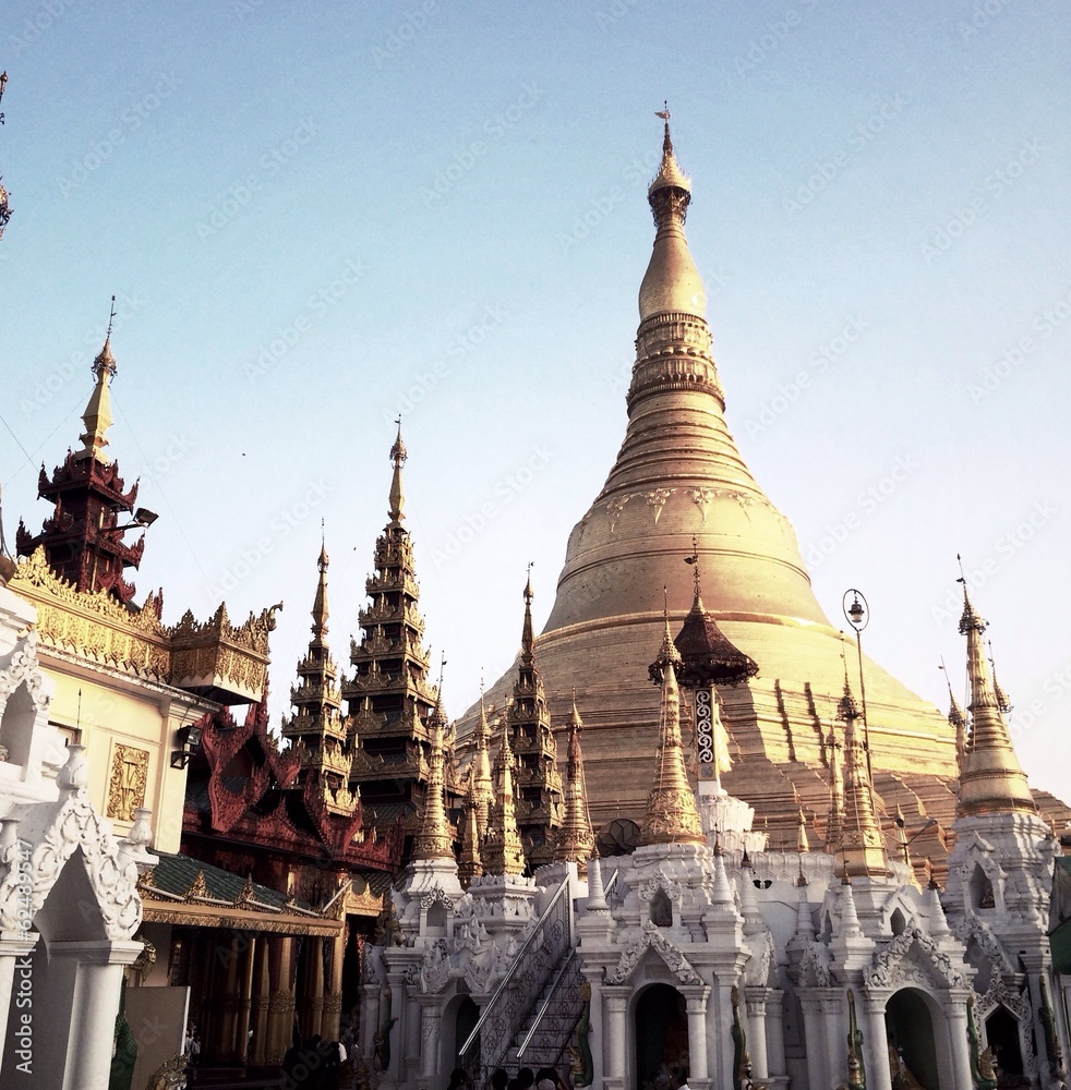 Fototapeta premium shwedagon pagoda in Yangon, Myanmar