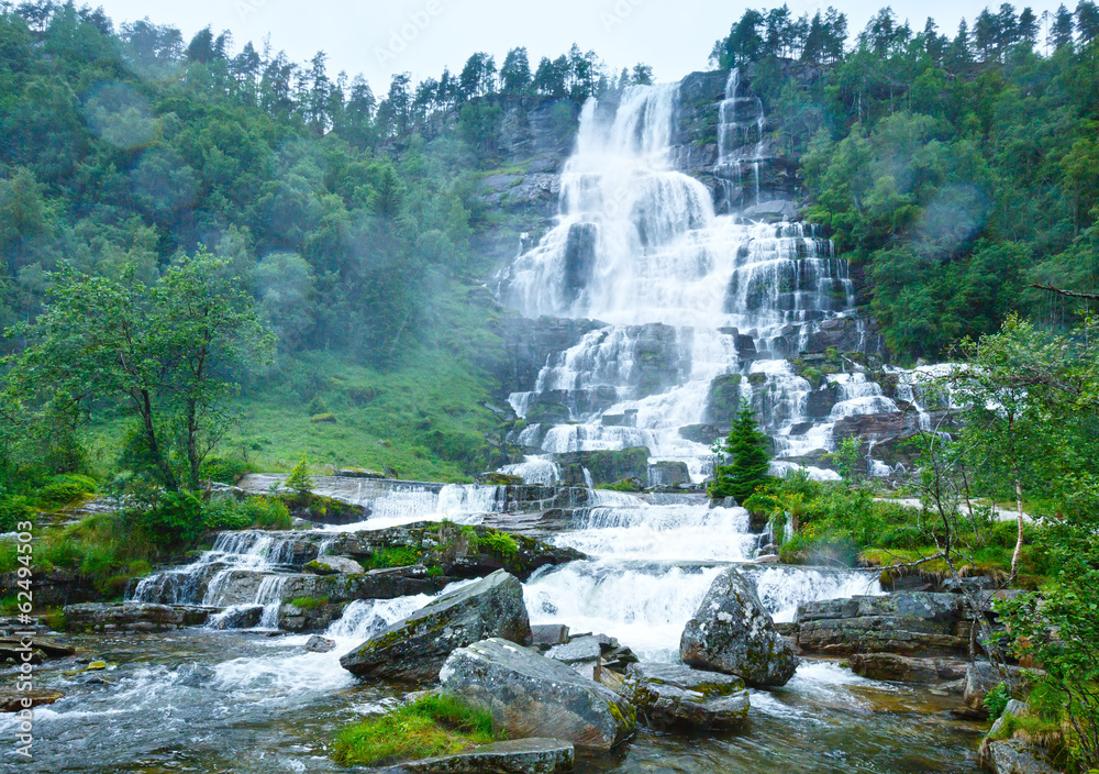 Obraz premium Summer Tvindefossen waterfalls (Norway)