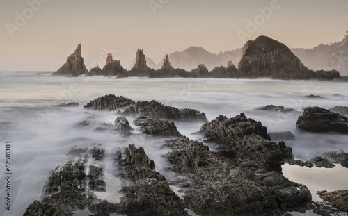 Mar de seda entre rocas