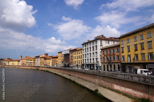 Fleuve Arno traversant Pise © JC DRAPIER