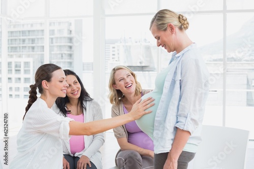 Canvas Print Smiling pregnant women at antenatal class