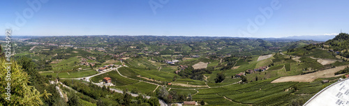panoramique des vignes de la Morra en italie piemont