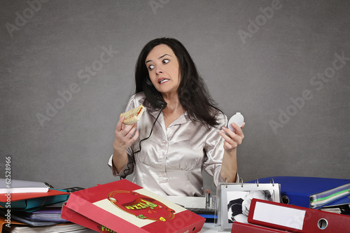 femme surchargée au bureau photo