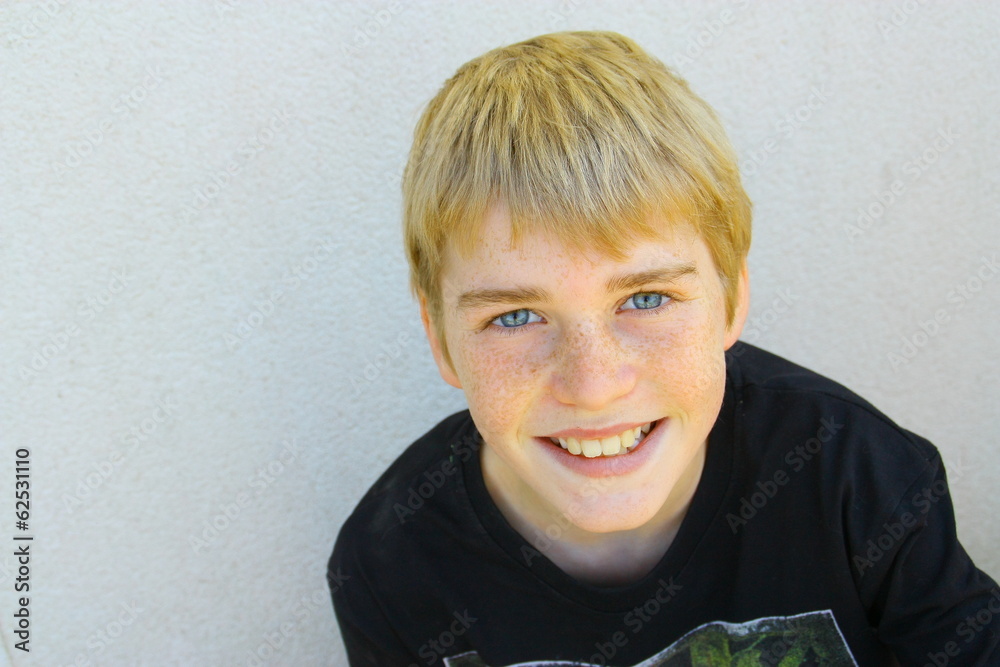 portrait adolescent 12 ans, garçon blond ,sourire Photos | Adobe Stock