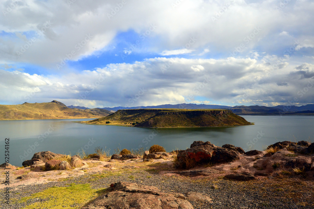 Perú. La laguna Umayo y la isla Intimoqo cerca de Sillustani