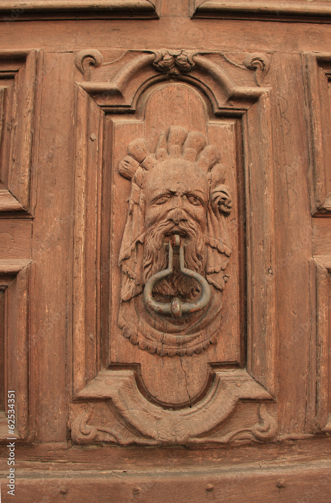 Détail d'une porte de l'église de Saint-Yrieix.