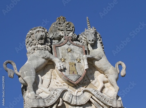 détail statue façade chateau,armoiries,blason photo