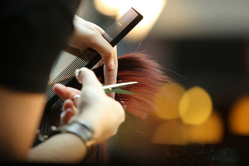 Handdoek met foto Kapsalon Kapper knipt bruin haar zorgvuldig  © wideonet
