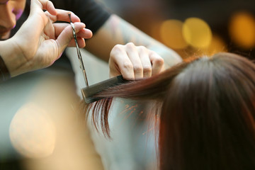 Handdoek met foto Kapsalon Kapper knipt haar in salon  © wideonet