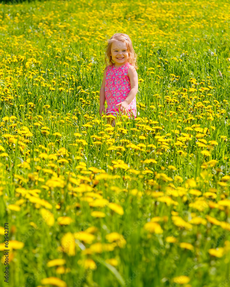 Fototapeta premium Little girl in the park