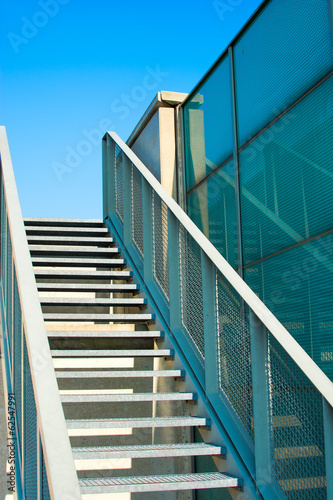 Moderne Treppen und Himmel