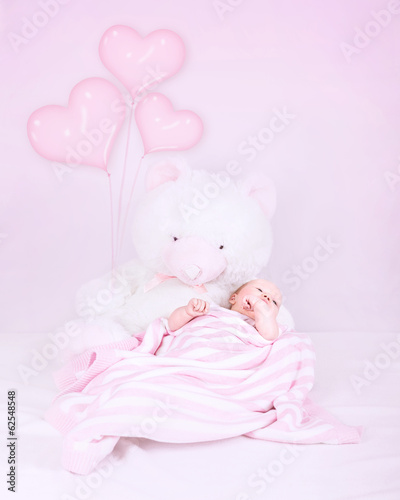 Little baby in bedroom © Anna Om