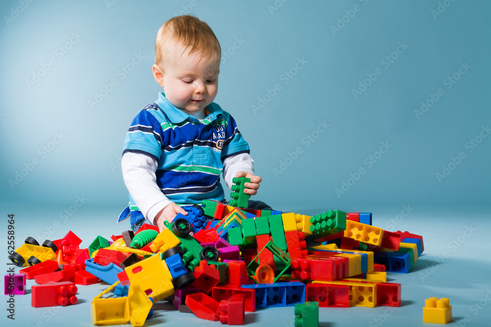 kleiner junge mit bausteinen 5 kleiner junge mit bausteinen 5