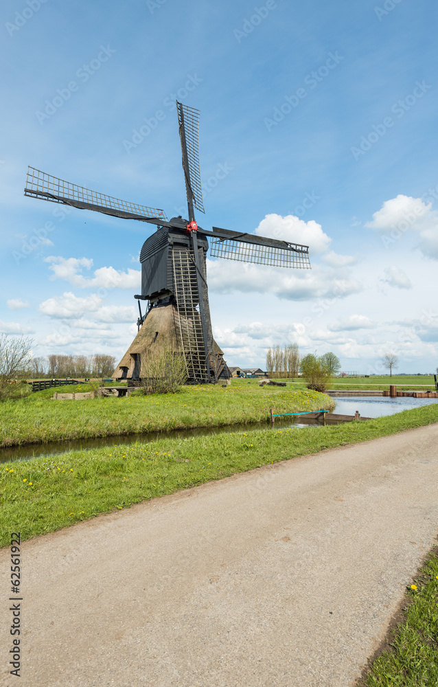 Obraz premium Old windmill in a Dutch polder