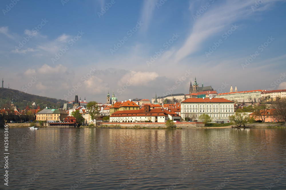 Чехия. Прага. Вид на город со стороны реки.
