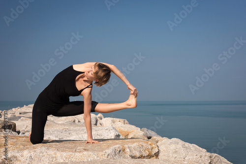 Fotografía Beautiful young woman practicing yoga. Ardha Visvamitrasana