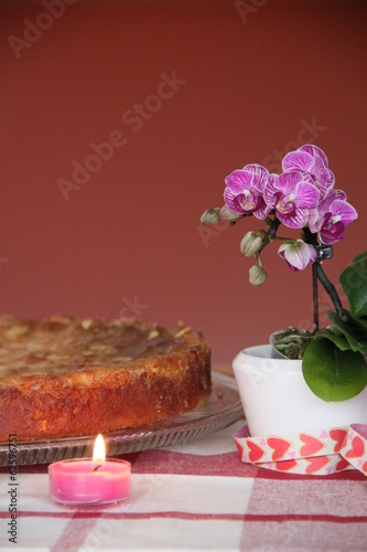 Geburtstagstisch mit Kuchen  Kerze und Orchidee