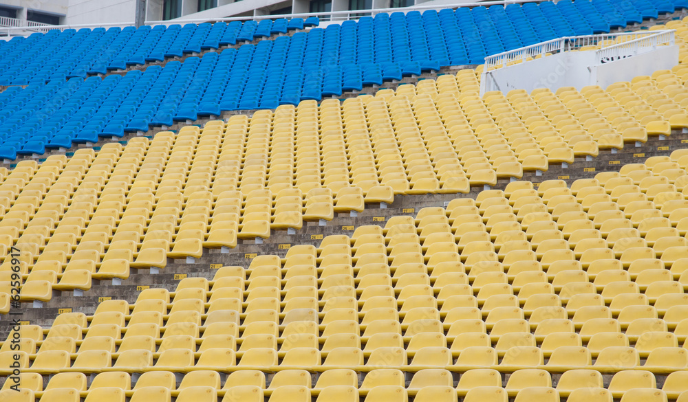 Fototapeta premium Siedziska stadionowe w kolorze żółtym i niebieskim