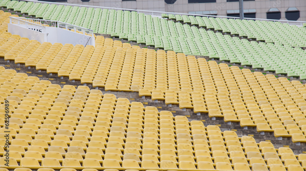 Obraz premium Siedziska stadionowe w kolorze żółtym i zielonym