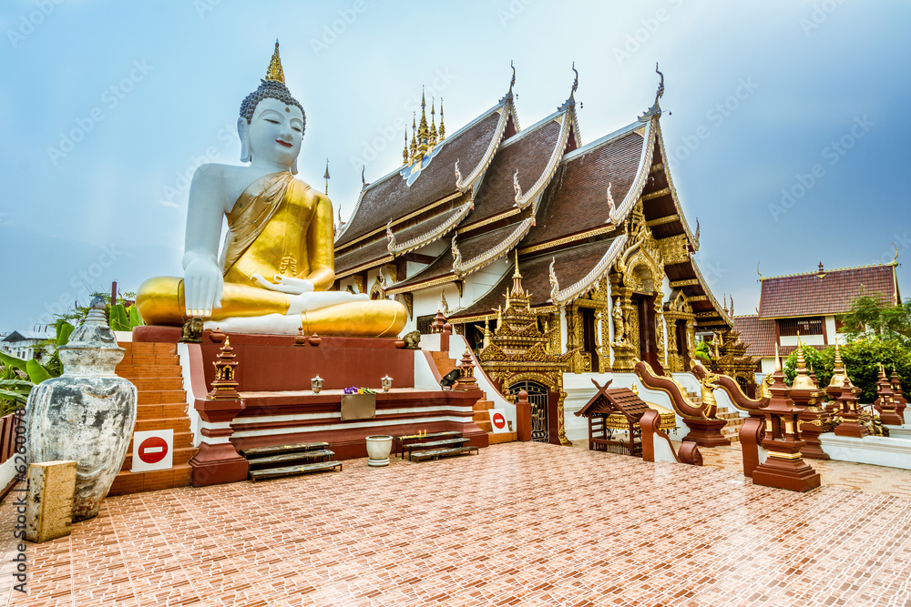 Naklejka premium Tajska świątynia buddyjska w Chiang Mai w Tajlandii