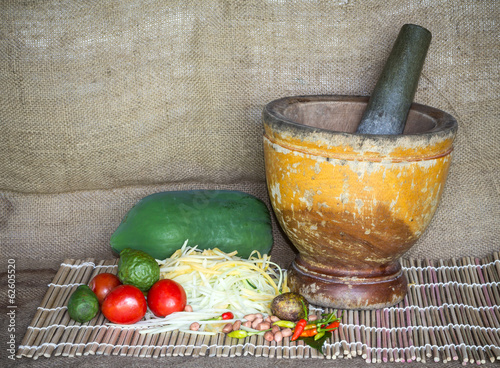 making of green papaya salad photo