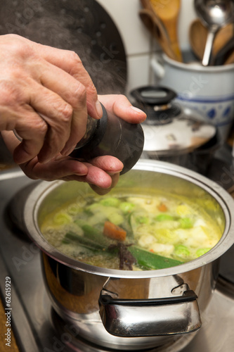 Renter bereitet sich Suppe zu