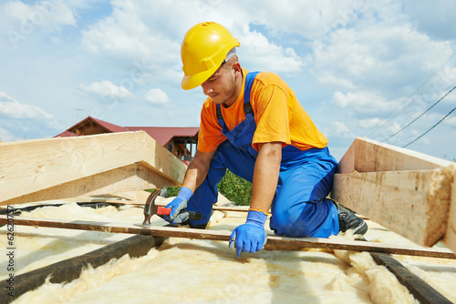 Εκτύπωση καμβά Roofer carpenter works on roof