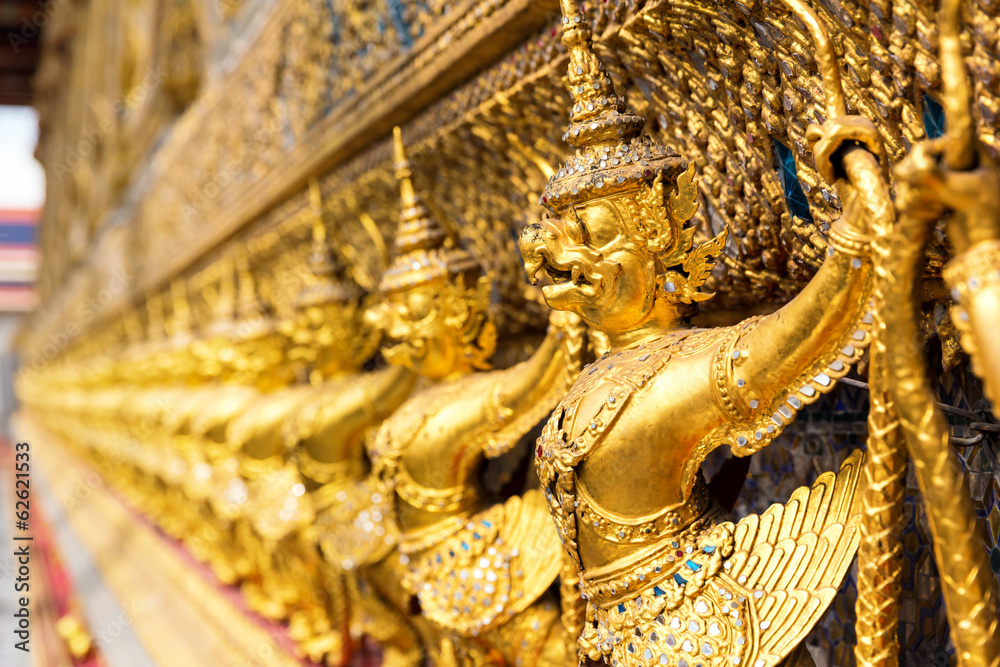 Fototapeta premium Golden statues in Wat Po, Thailand