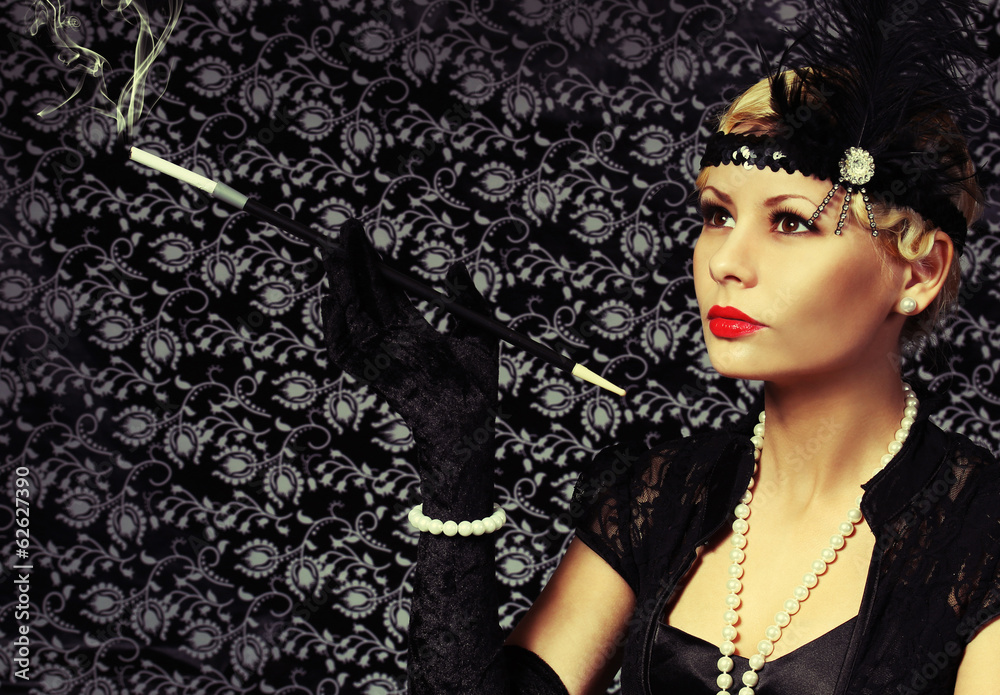 Φωτογραφία Retro Woman with Cigar. Portrait of Fashion Beautiful Blonde