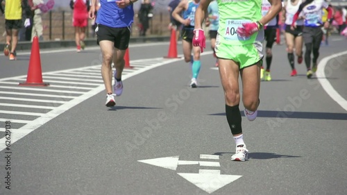 マラソン大会を力強く快走するランナーたちの足元　スローモーションで捉えた躍動感