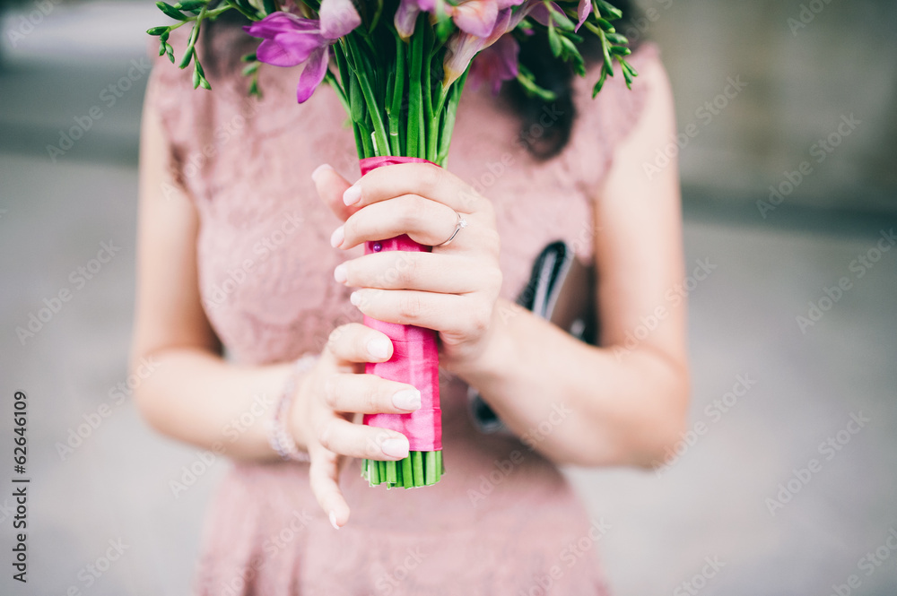 Fototapeta premium Bride holding the wedding bouquet, close-up