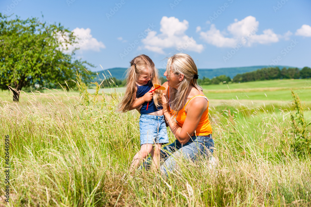 Mutter und Tochter im Sommer Mutter und Tochter im Sommer