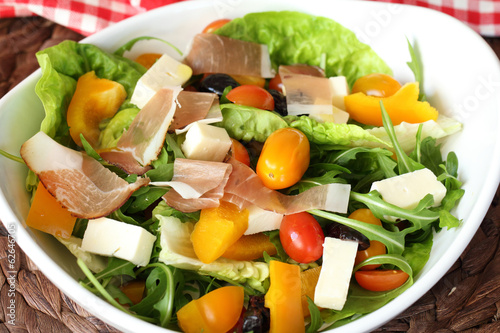 salad with prosciutto