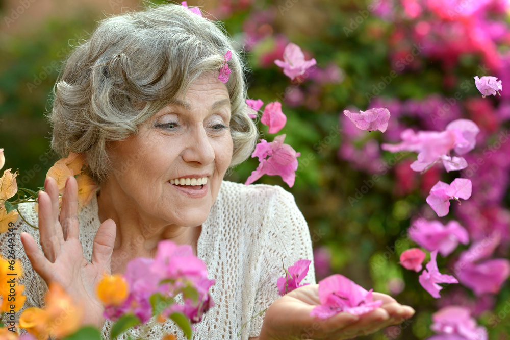 Obraz premium Older woman with flowers