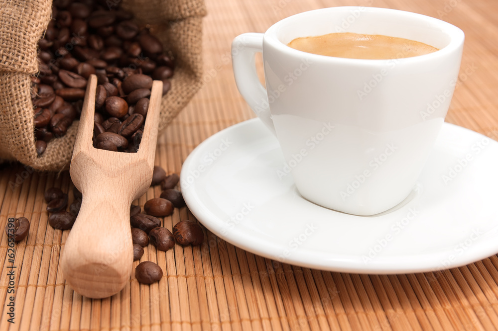 Obraz premium Filiżanka espresso z woreczkiem kawy