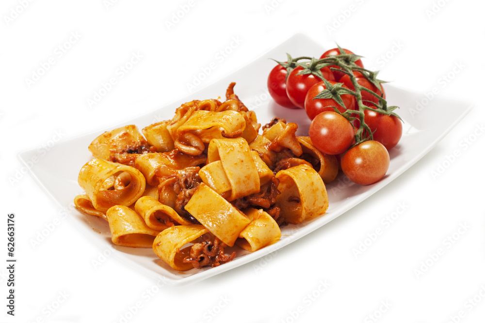 Pasta al sugo di pomodoro con calamari su sfondo bianco Stock Photo | Adobe  Stock