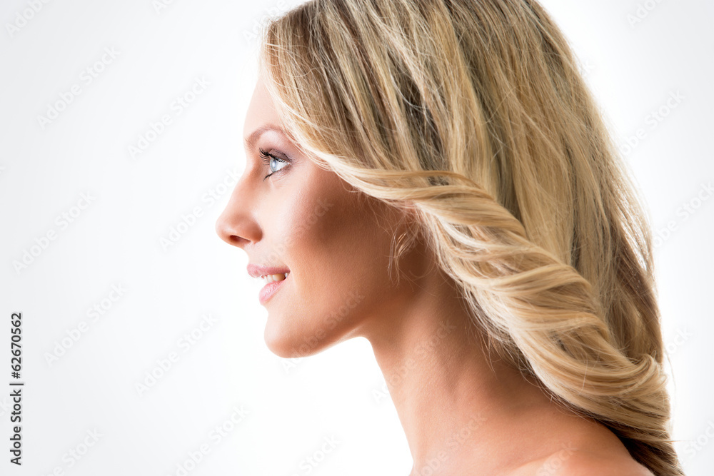 Fototapeta premium Portret młodej kobiety w profilu