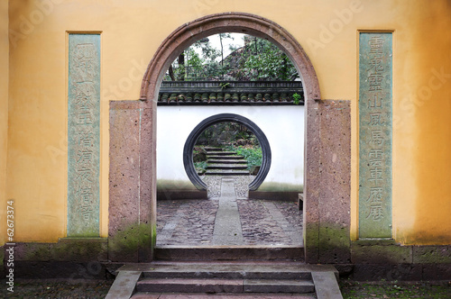 Fototapet Chinese rounded archway on Beishan Hill, Hangzhou, China