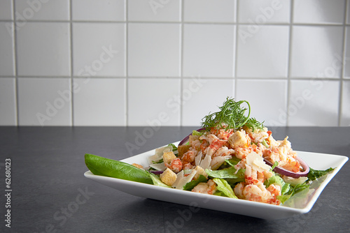 Obraz na płótnie Delicious shrimp ceasar salad on a plate w salonie