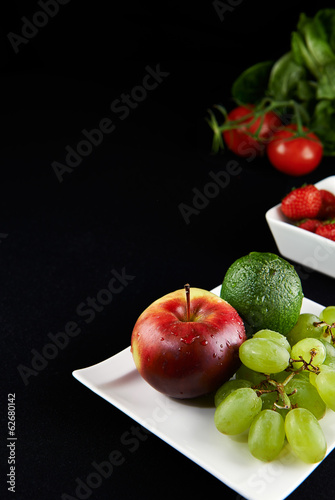 Obraz na płótnie Apple and fruits on dark backround w salonie